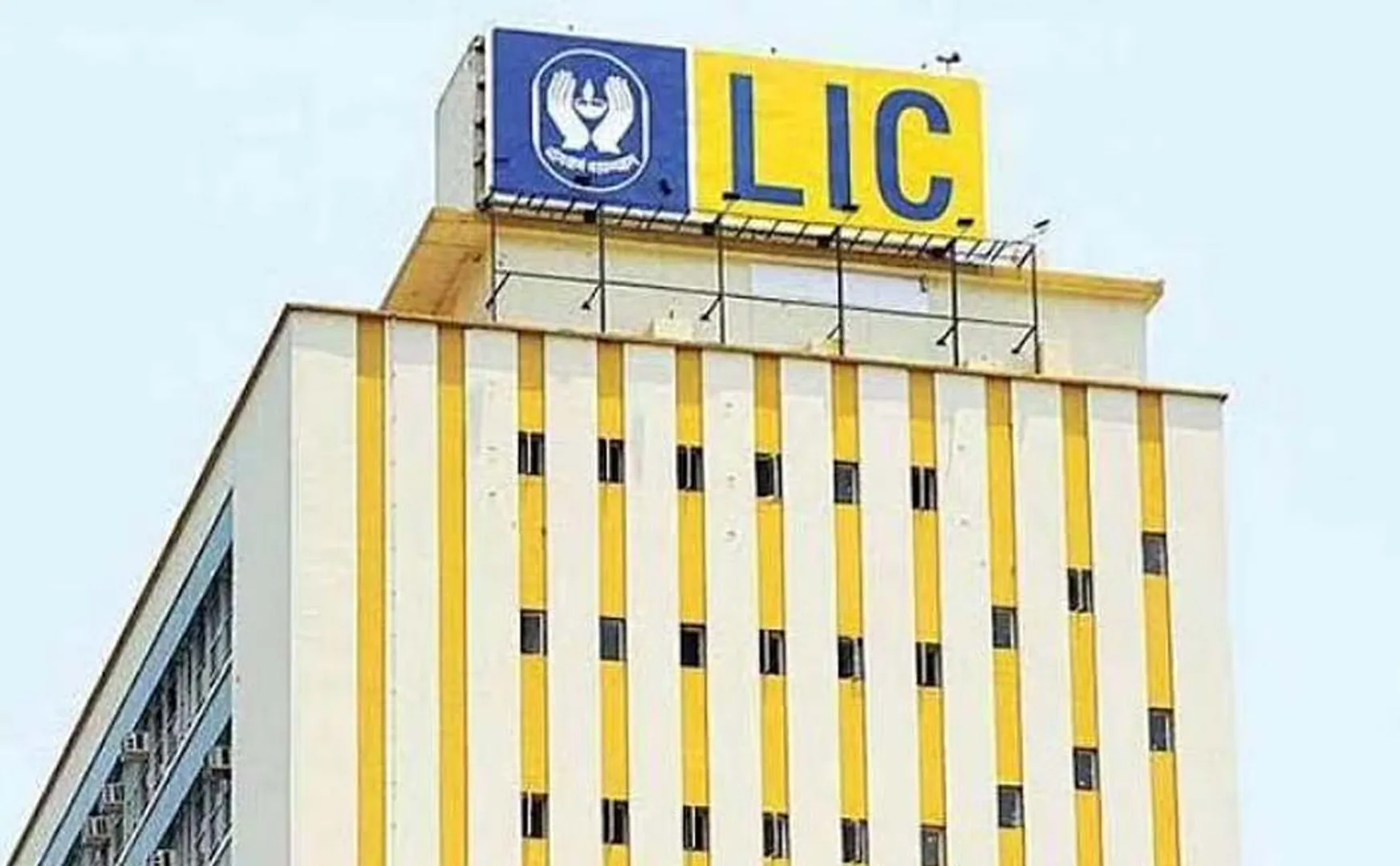 LIC 60 lakh retail investors apply for shares!